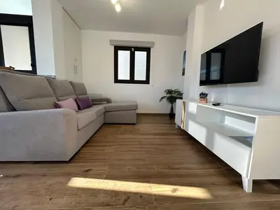 Una televisión o centro de entretenimiento en El Faro Suite Arinaga