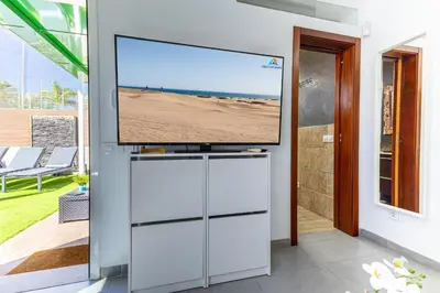 Una televisión o centro de entretenimiento en Playa Flor 77 by VillaGranCanaria