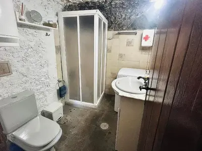 Un baño de Casa Cueva Hondo