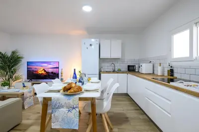 Una cocina o zona de cocina en Gloria Beach Apartment