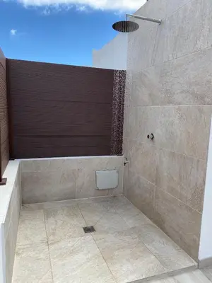 Un baño de Bungalow con entrada privada y gran terraza soleada - ALHU
