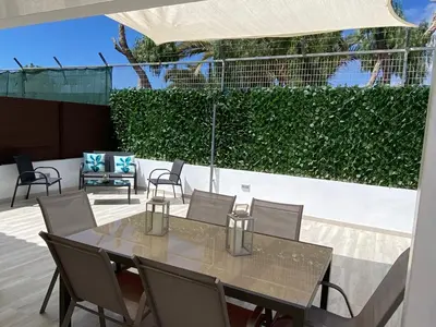 Un balcón o terraza de Bungalow con entrada privada y gran terraza soleada - ALHU