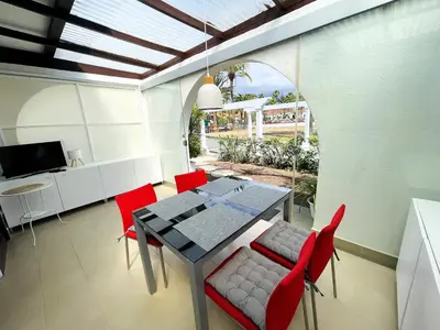 Una televisión o centro de entretenimiento en Holiday Bungalow Parque Golf