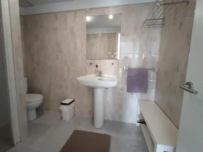 Un baño de private Bungalow next to Yumbo Center