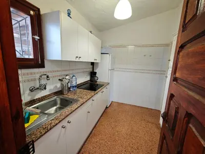 Una cocina o zona de cocina en lovely bungalow with parking