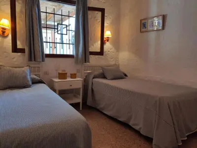 Cama o camas de una habitación en lovely bungalow with parking