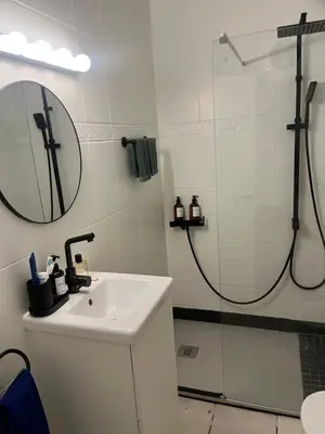 Un baño de Yumbo Habitat