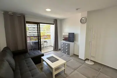 Una televisión o centro de entretenimiento en Apartamentos Danubio, Modernes Apartment mit Poolblick und seitlichem Meerblick, Wohnzimmer und 1 Schlafzimmer, 4 Etage, im Herzen von Playa del Inglés, Gran Canaria