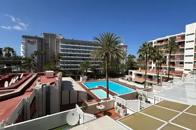 Piscina en o cerca de Apartamentos Danubio, Modernes Apartment mit Poolblick und seitlichem Meerblick, Wohnzimmer und 1 Schlafzimmer, 4 Etage, im Herzen von Playa del Inglés, Gran Canaria