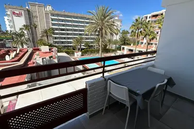 Piscina en o cerca de Apartamentos Danubio, Modernes Apartment mit Poolblick und seitlichem Meerblick, Wohnzimmer und 1 Schlafzimmer, 4 Etage, im Herzen von Playa del Inglés, Gran Canaria