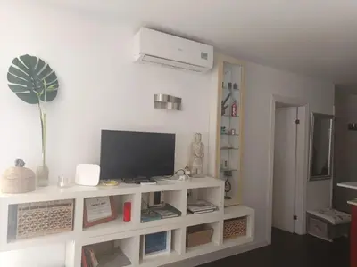 Una televisión o centro de entretenimiento en Comfortable apartment with sea view, La Estrella, 57 m²