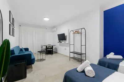 Una televisión o centro de entretenimiento en Large Attic Las Canteras Rooms - Only adults