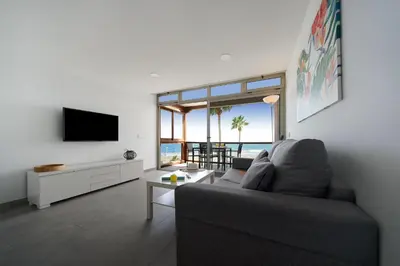 Una televisión o centro de entretenimiento en Apartamentos Los Papagayos