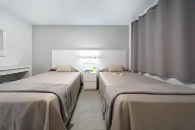 Cama o camas de una habitación en Apartamentos Los Papagayos