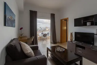 Una televisión o centro de entretenimiento en Endorfita Sonrisa Beach - Canteras & Ocean View