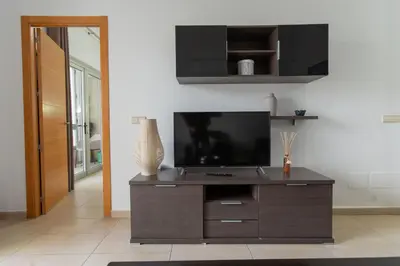 Una televisión o centro de entretenimiento en Endorfita Sonrisa Beach - Canteras & Ocean View
