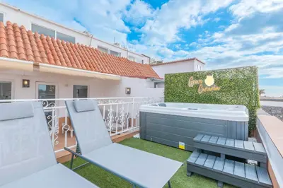 Un balcón o terraza de Private Jacuzzi with sea view and pool