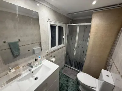 Un baño de Apartment right on the beach
