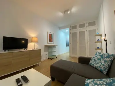 Una televisión o centro de entretenimiento en Beachfront Suite Las Canteras