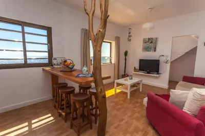 Una televisión o centro de entretenimiento en Pozo Izquierdo Apartamento Las Gaviotas