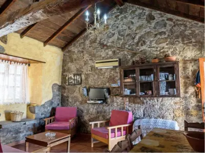 Una televisión o centro de entretenimiento en Rural house in the center of Gran Canaria 2 noches