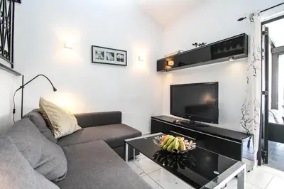 Una televisión o centro de entretenimiento en Los Canarios Oasis & Pool by Canarias Prime Homes