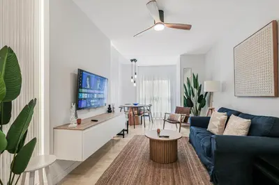 Una televisión o centro de entretenimiento en Skyline Beachfront Retreat