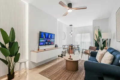 Una televisión o centro de entretenimiento en Skyline Beachfront Retreat