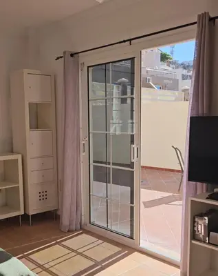 Una televisión o centro de entretenimiento en Villa Little My