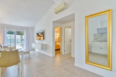 Una televisión o centro de entretenimiento en Bungalows Adonis