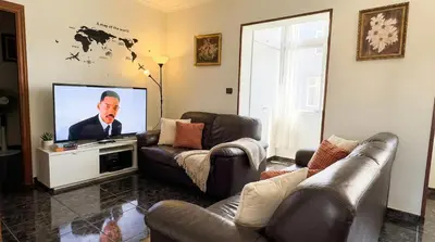 Una televisión o centro de entretenimiento en Apartamento en Vecindario con WiFi rápido