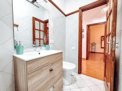 Un baño de Fee4Me 5 Min from Sardina Beach