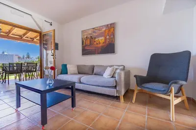 Zona de estar de Bungalow Betancuria 16 by Homestaygrancanaria