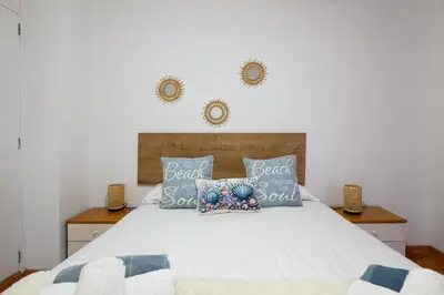 Cama o camas de una habitación en Gravina Beach Apartment 1