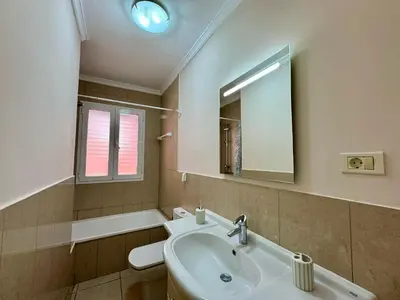 Un baño de Mesa y Lopez Home