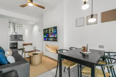 Una televisión o centro de entretenimiento en Beachside Comfort Las Canteras