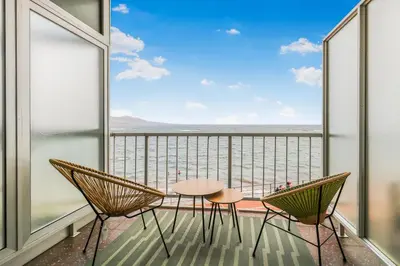 Un balcón o terraza de Beachside Comfort Las Canteras