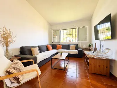 Una televisión o centro de entretenimiento en Five Suites Maspalomas by CanaryScape