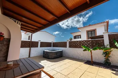 Plano de Wonderful holiday home with seaview and jacuzzi