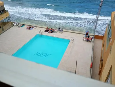 Plano de Apartamento Las Canteras y piscina