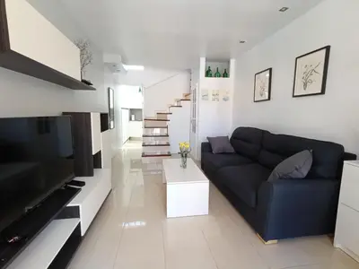 Una televisión o centro de entretenimiento en Weisshorn Bungalow B
