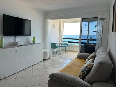 Una televisión o centro de entretenimiento en Beach Apartment Arguineguin