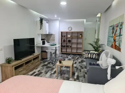 Una televisión o centro de entretenimiento en Miriam's Holiday Home