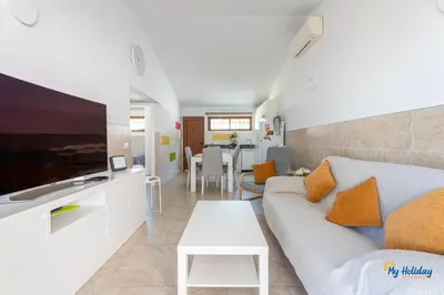 Una televisión o centro de entretenimiento en Villa Sun Paradiso