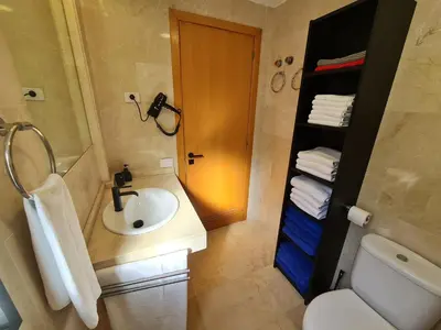 Un baño de Casa Vikingo Holiday Home with optional Hot Tub