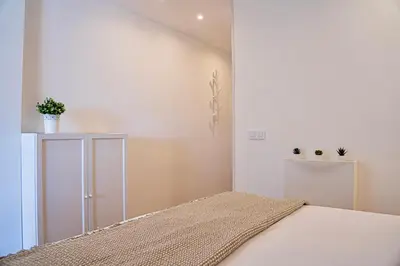 Cama o camas de una habitación en Modern apartment with pool and balcony