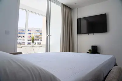 Una televisión o centro de entretenimiento en Modern apartment with pool and balcony
