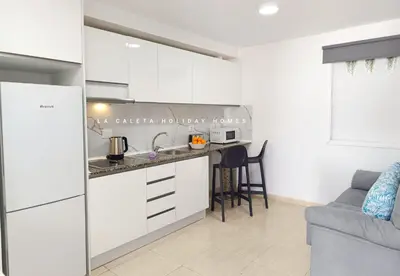 Una cocina o zona de cocina en La Caleta Holiday Homes