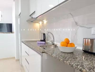 Una cocina o zona de cocina en La Caleta Holiday Homes