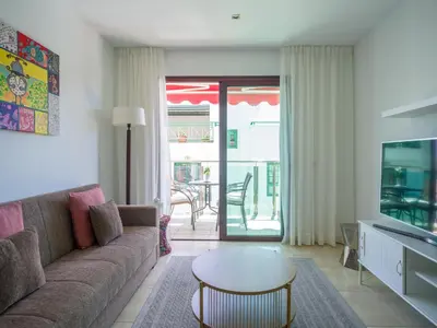 Una televisión o centro de entretenimiento en Perchel Beach Suites Arguineguin
